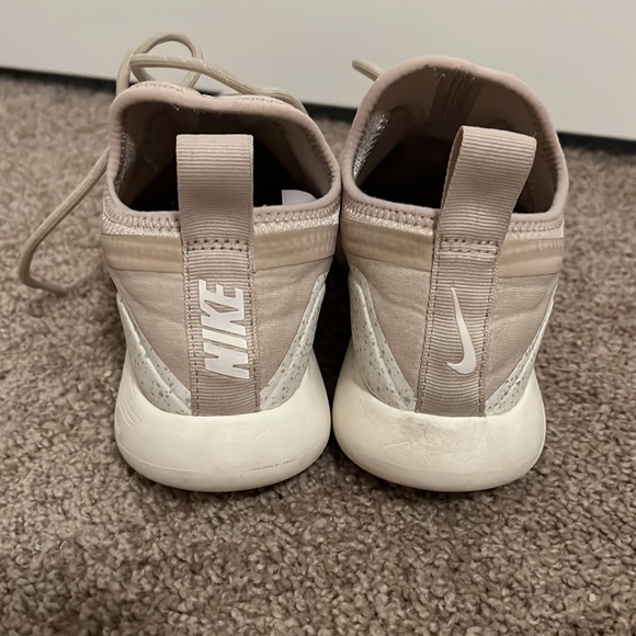 Nike shoes - Picture 3 of 5